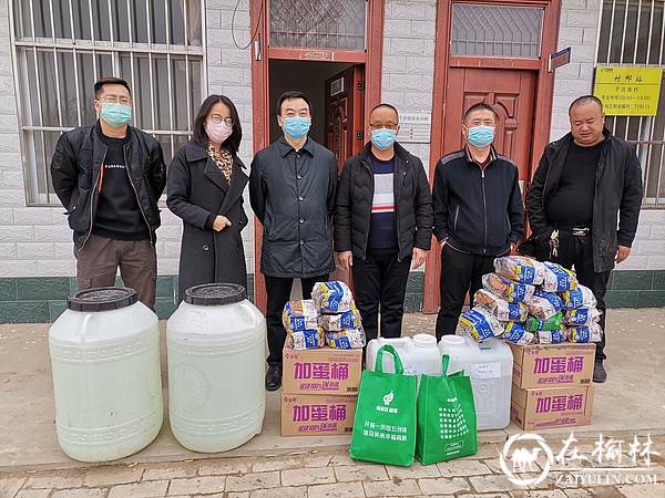 榆林高新区管委会向白界镇平邑堡村捐赠一批防护物资