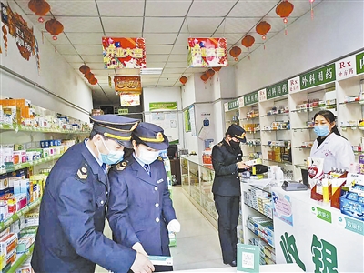 府谷县卫生监督所工作人员在药店开展检查防控工作