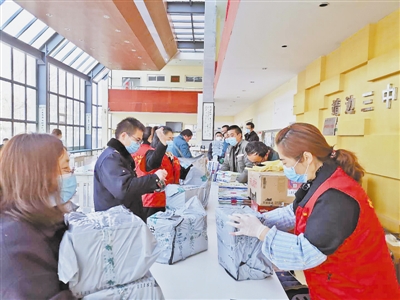靖边邮政分公司为靖边第三中学700余名学生寄递复习资料