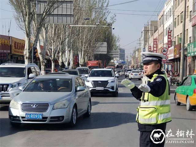 靖边县：清明祭扫出行忙 交警执勤保畅通