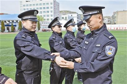 神木市迎宾路派出所、店塔交警中队组织开展队列队形大练兵活动