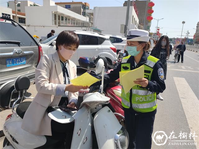 靖边交警联合学校集中整治校园周边交通秩序