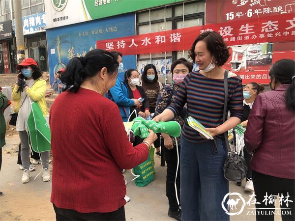 驼峰办兴中路社区开展“坚持人水和谐 建设生态文明”节水宣传活动