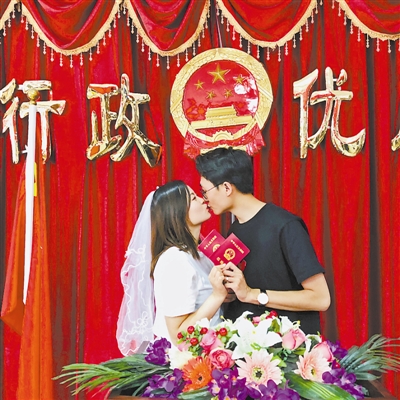 府谷县民政局婚姻登记处5月20日排起了长队