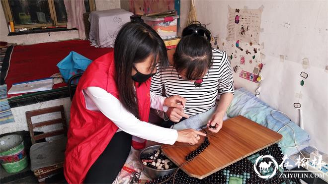 驼峰办兴中路社区半边天港湾开展送技能助残疾人志愿服务活动