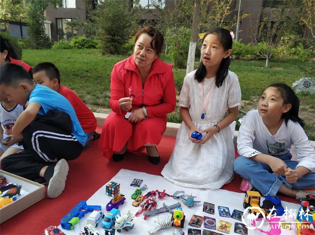 榆阳区建业路社区跳蚤市场以物换物，共享快乐，让闲置物品发挥另类价值