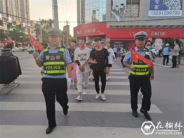 靖边交警街头开展“车让人 人守规”交通安全宣传劝导活动