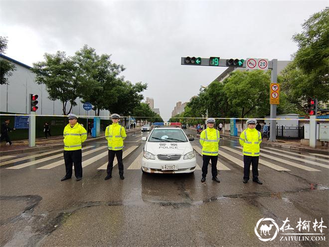 中考遇上下雨，看靖边交警冒雨为学子保驾护航