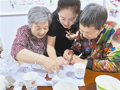 米脂县颐和智慧养老服务中心开展老年人创意手工制作活动