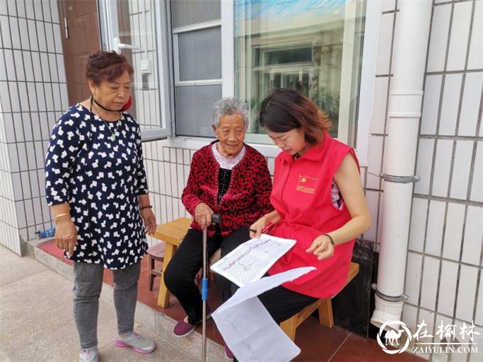 新明办万佛楼社区上门为高龄老人提供亲情化服务