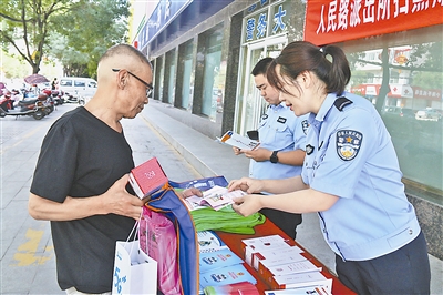 神木市社区民警开展第七次全国人口普查户口清理整顿宣传活动