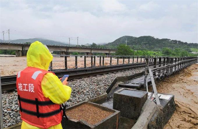 踏舟破浪，铁路筑起守护屏障