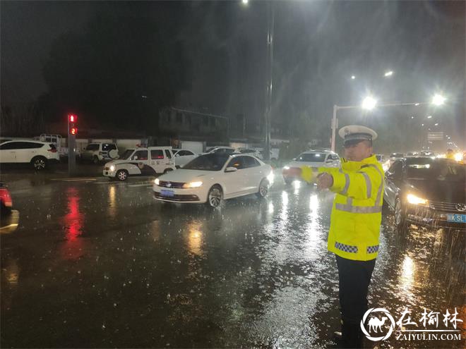 致敬榆林靖边交警——暴雨中的最美逆行者