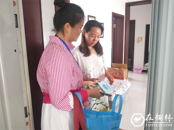 驼峰办金阳社区开展了赠书送健康宣传活动