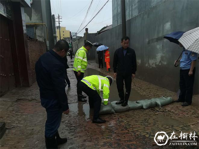 道路塌陷 靖边交警雨中坚守助力排除安全隐患