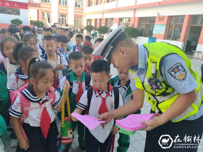 开学首日 靖边交警走进<font color='red'>学校</font>宣传交通安全知识