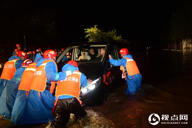 哈尔滨市持续降雨致低洼地段内涝，消防救援支队紧急排险驰援