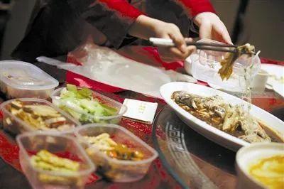 学生“口中夺食”何时休？立法保障经费投入