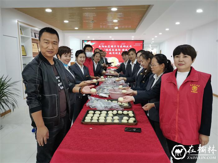 驼峰办金阳社区携手物业公司开展庆“双节”做月饼活动