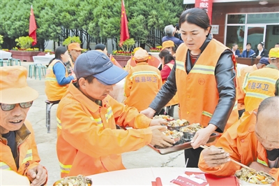 佳县120多位环卫工人同吃“国庆面” 庆祝建国71周年