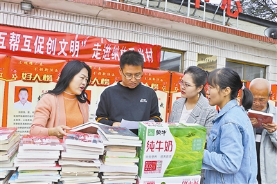 神木市图书馆走进中鸡镇纳林采当村开展互帮互促志愿服务活动