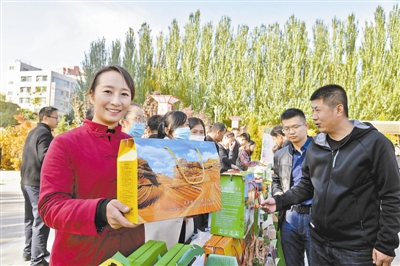 靖边县脱贫成果展在该县综合文化广场<font color='red'>举行</font>