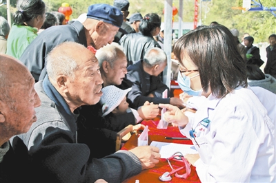 市卫生健康系统在米脂县桃镇申家沟村举行<font color='red'>扶贫</font>义诊