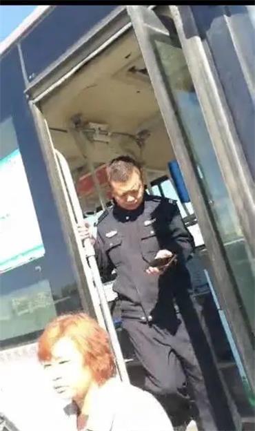 榆林一妇女乘公交未及时下车起冲突 拿鸡蛋砸驾驶员被带走