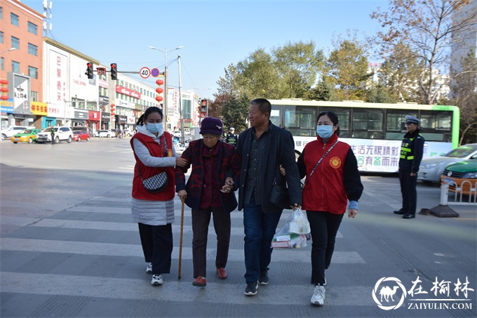 靖边交警联合志愿者持续开展“车让人 人守规”文明交通劝导整治活动