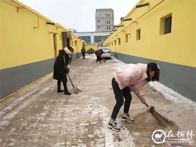崇文办学院社区才智巷“小巷管家”开展除冰雪保安全活动