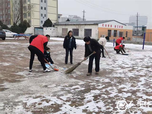 崇文办学院社区开展清理扫雪人人参与 居民健康安全无忧