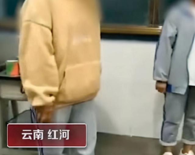 云南一教师让学生怒砸手机的背后，是惩戒教育缺位的无奈