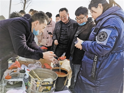 榆阳区鱼河峁镇爱心消费扶贫集市：乡亲卖农货 企业来助力