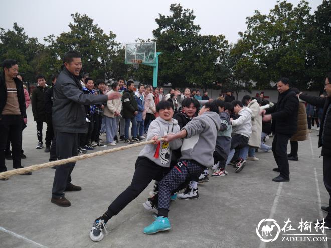 汉中市西乡县隆基中学举行冬季拔河比赛活动