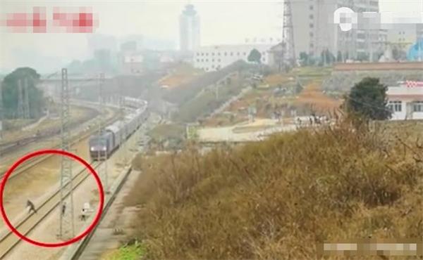 湖南5名孩子铁轨上玩耍逼停火车，安全教育不能脱节