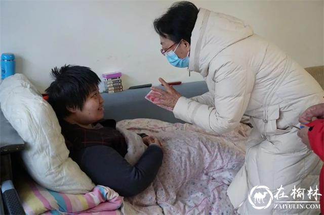 榆林市计生协会李晓晴一行慰问计生困难家庭