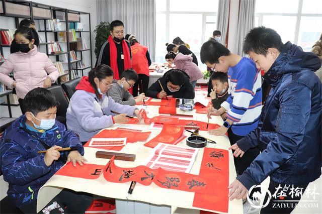 沙河路街道办阳光城社区开展“疫情无情人有情 翰墨飘香送祝福”义务写春联活动