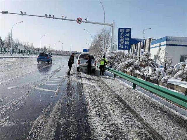 榆林市公路局古城滩超限检测站积极清理积雪保畅通