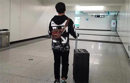 榆林大三小伙上学抢不到票把自己“快递”回学校