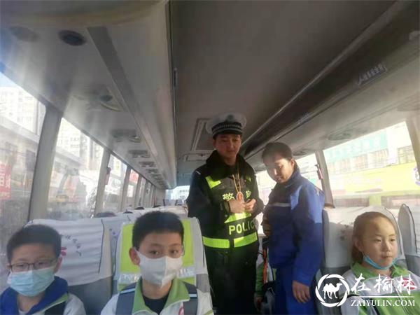 靖边交警强化学生接送车管理，严把学生安全关