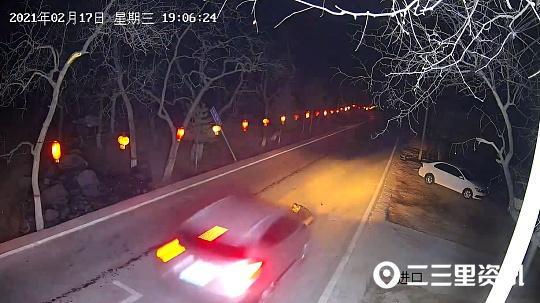 榆林一男子蹲公路上放炮被撞，送医后抢救无效死亡