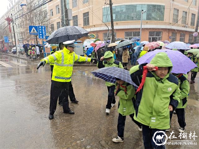 沙尘过后突降大雪，靖边交警风雪中坚守岗位保平安