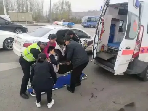 榆林市一辆半挂车撞伤学生后逃逸！两名学生已救治