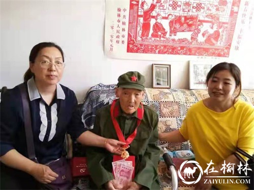 横山区委组织部“七一”期间“遍访”离休老干部