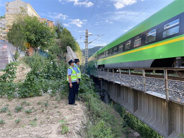 别拿“绿巨人”不当动车，绥德一老人动车吸烟被处罚
