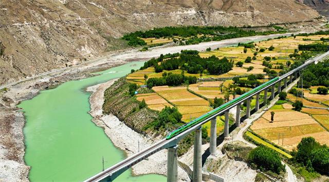 拉林铁路开通，今夏“复兴号”开进西藏，带你感受雪域“盛妆”