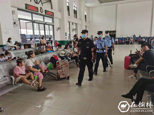 受河南暴雨影响多名旅客滞留绥德火车站，民警积极做好安抚