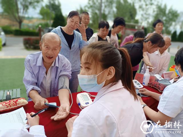 榆阳区明珠路街道三辰社区持续开展义诊活动，为群众健康保驾护航