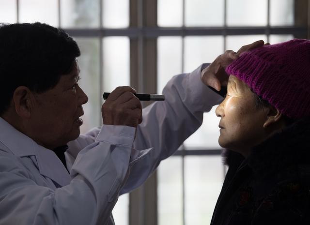 从“一元村医”背后看乡村发展