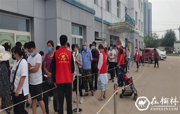 榆阳区崇文办寨城庄社区组织党员志愿者积极维护疫苗接种秩序